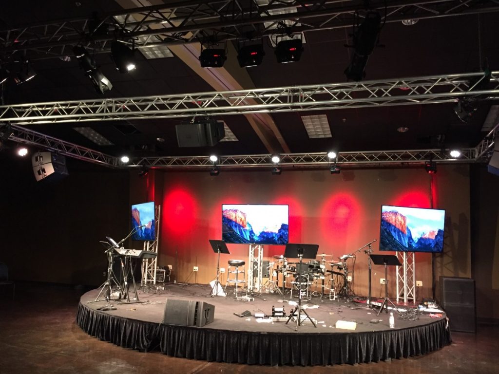 Round Staging with Truss Supported Lighting