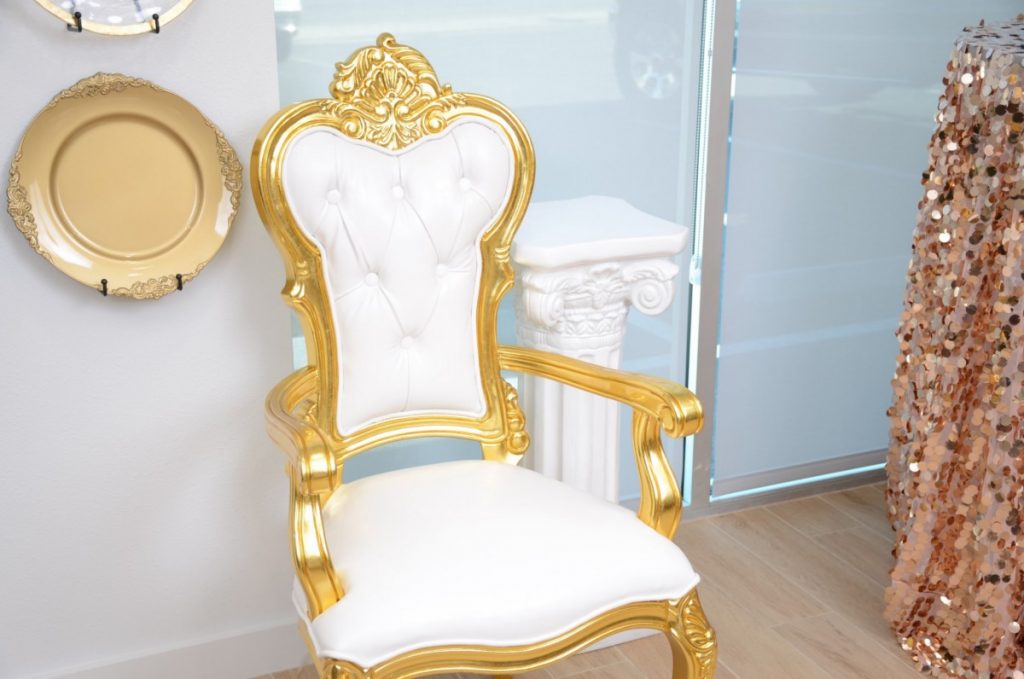 King&#039;s Chair - White/Gold