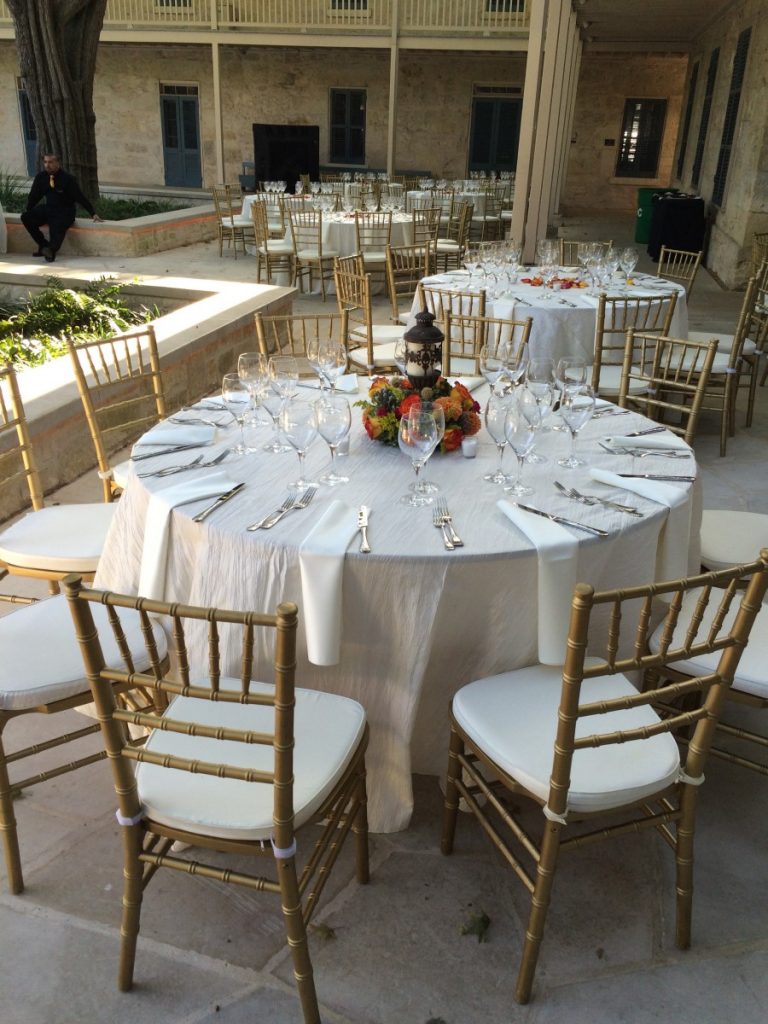Standard Round Table
